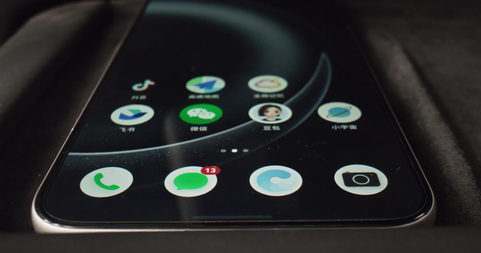 ByteDance is pushing ahead with partnerships with hardware makers including Vivo, Lenovo and Transsion to develop AI smartphones, aiming to preinstall AIGC plug-ins on their devices. Several Vivo employees confirmed to Jiemian News that Vivo and ByteDance hav…