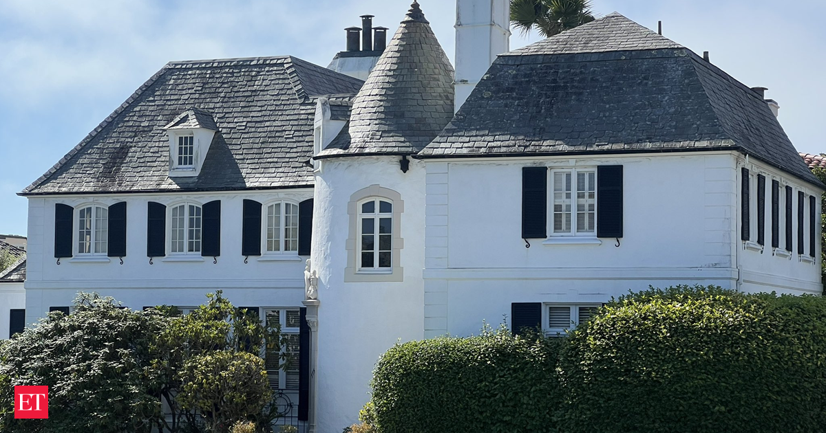 Co-founders of Harvey, now valued at $8 billion, Winston Weinberg and Gabe Pereyra live together with another roommate despite being billionaires. CEO Winston Weinberg and co-founder Gabe Pereyra live together in San Francisco with a third roommate due to the…