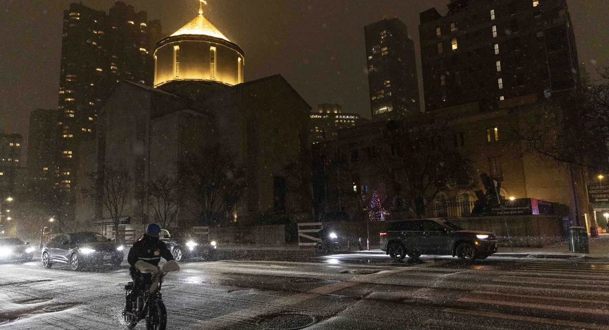 A delivery worker cycles through the street as snow falls in December.
 

DoorDash and Uber Eats aimed to block the rules, which require them to give users the option to tip at checkout. [ more › ]