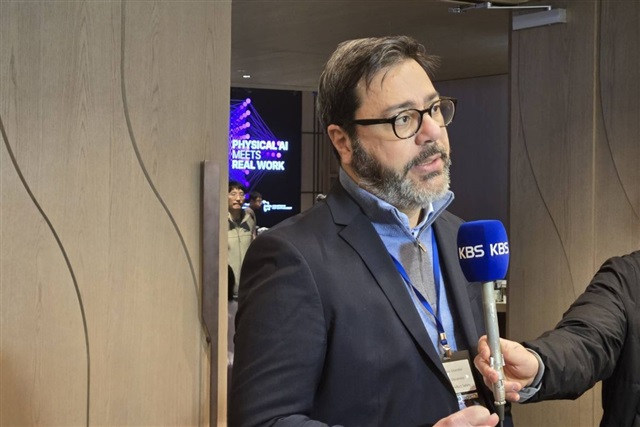 As humanoid robots transition from research labs to real-world applications, Boston Dynamics says trust will determine whether they can be deployed at scale in manufacturing. In parallel, international efforts are accelerating to establish safety standards th…