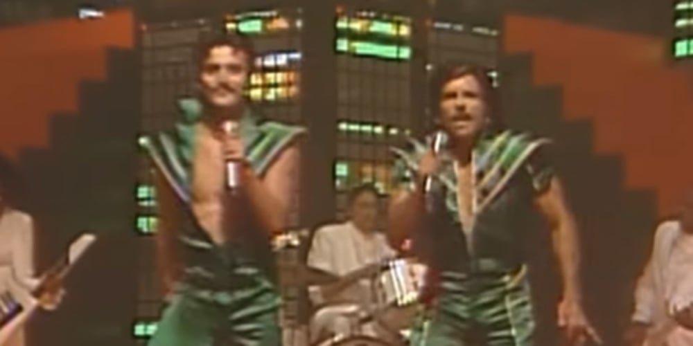 Benson Boone and Ben Stiller are starring in a Super Bowl commercial together! The 23-year-old “Beautiful Things” singer and the 60-year-old Meet the Fockers star appear in a new Instacart ad, which is airing during the first quarter of the 2026 Super Bowl, a…