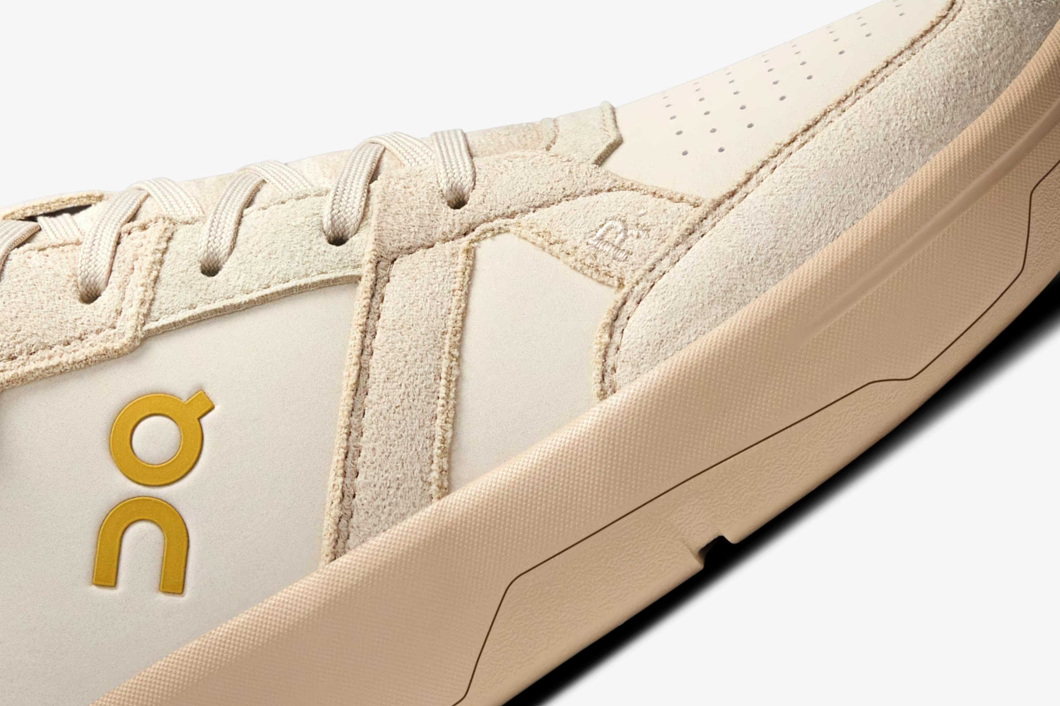 The latest drop comes in the form of two similar yet slightly altered silhouettes: On THE ROGER Clubhouse Ace 1 M and On THE ROGER Center Court 1 M.