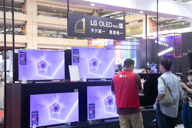 As Samsung Electronics and LG Electronics prepare for 2026, both South Korean technology leaders are sharpening their competitive edge by embedding artificial intelligence (AI) across displays and home appliances. Beyond hardware upgrades, their strategies in…