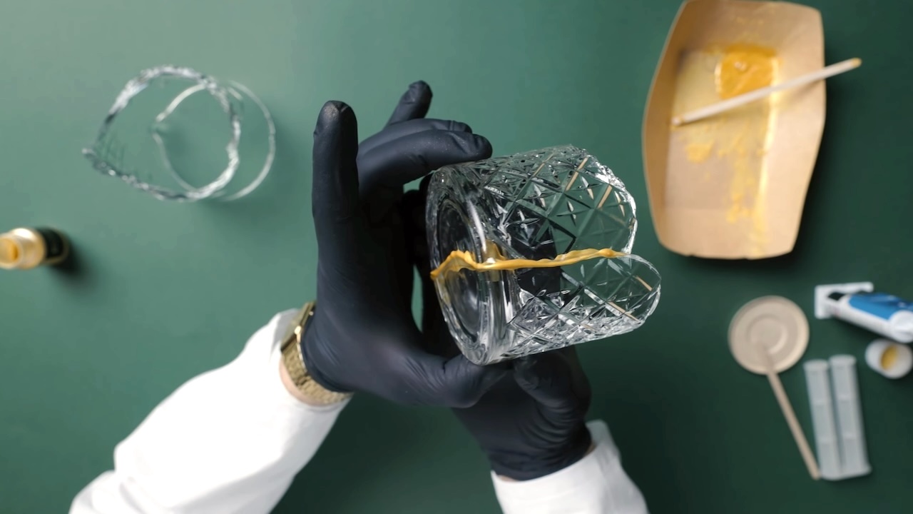 Kevin Kos explained the history of&nbsp;Kintsugi, the art of repairing pottery with gold and shared how to apply it to broken bar glassware. 
subscribe to the Laughing Squid Newsletter
The post How to Repair Broken Glassware With Gold Resin Using the Ancient Japan…