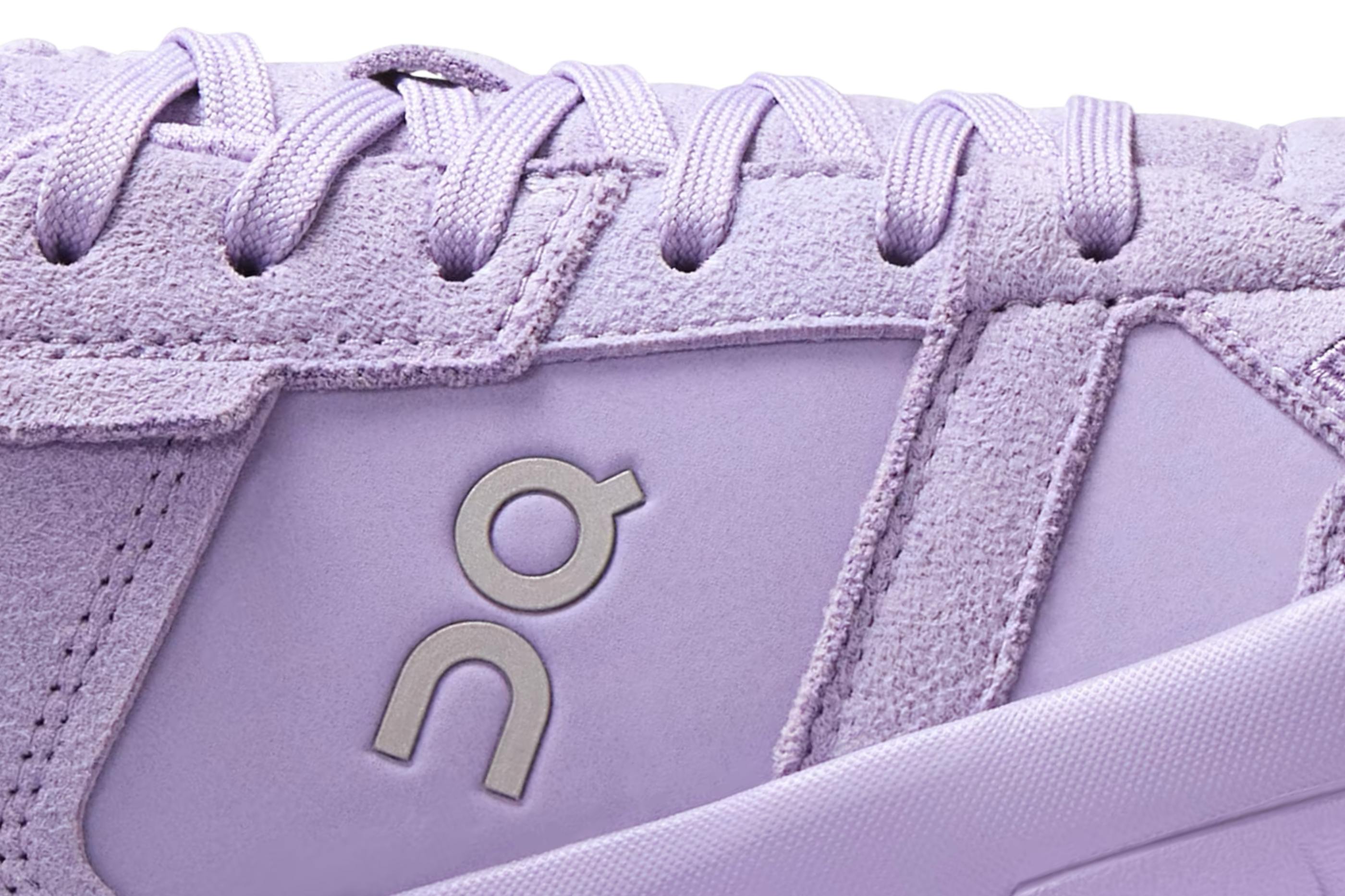 The On THE ROGER Clubhouse Ace in Bloom/Thistle is an attention-grabbing performance shoe done flawlessly.