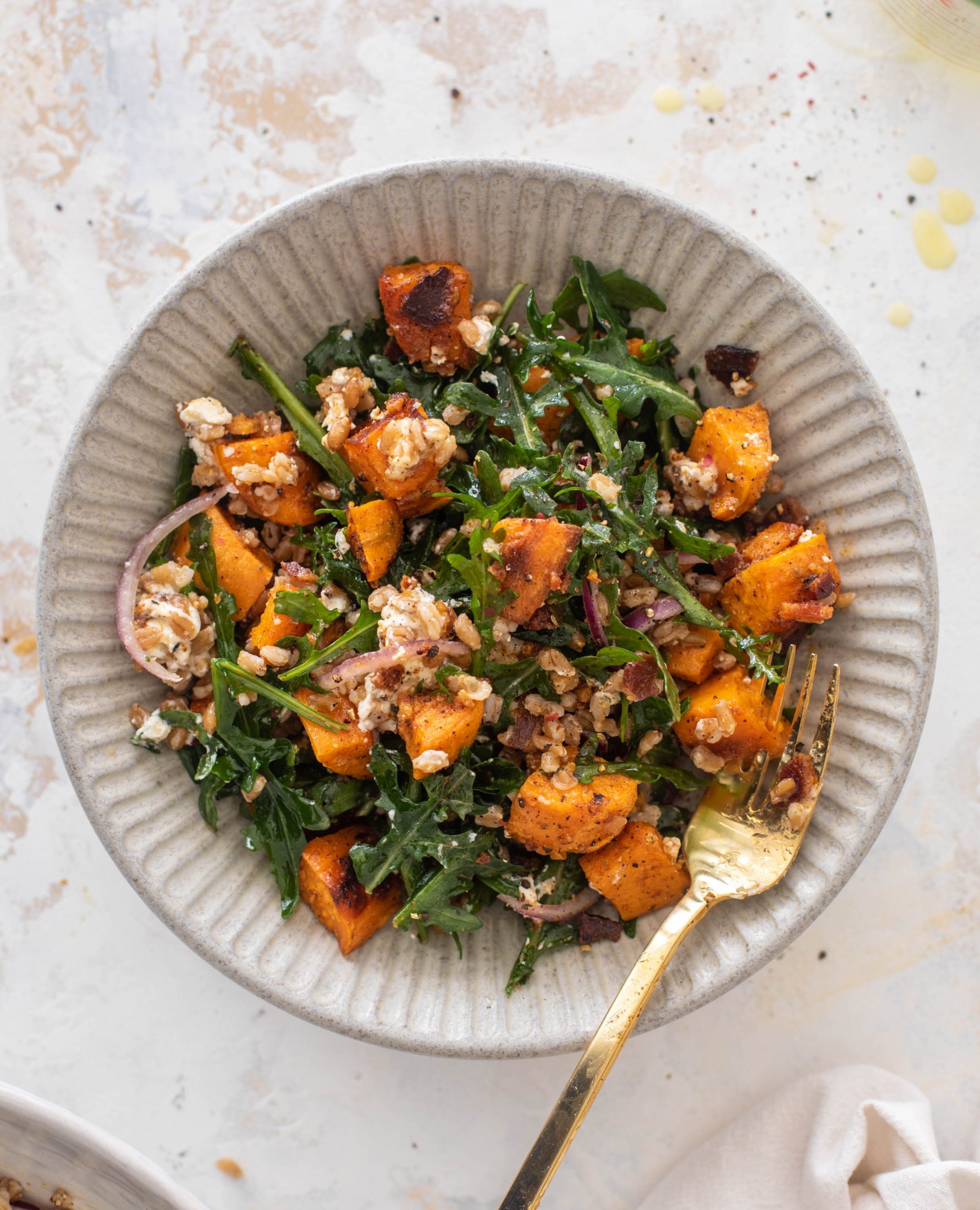 This sweet potato farro salad is so cozy and comforting! It’s full of flavor, packed with crispy bacon, creamy goat cheese, peppery arugula and chewy farro. It has a delicious hot honey vinaigrette that makes the whole salad shine! Raise your hand if you want…