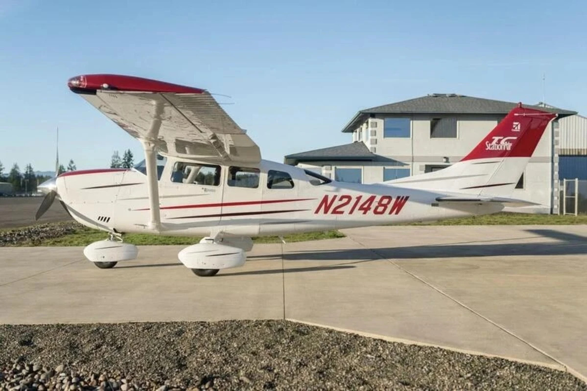 Factory float kit, glass-panel avionics, and a fresh annual make this T206H Turbo Stationair ready for both land and water.