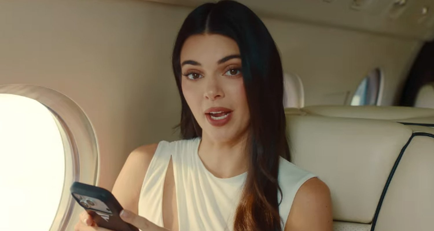 Kendall Jenner is starring in a new Super Bowl commercial! On Tuesday (January 27), Fanatics debuted their new commercial starring the 30-year-old model that will officially air during the 2026 Super Bowl in a few weeks. In the new ad, Kendall trolled her bas…