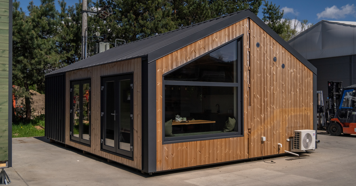 The Evergreen is a non-towable tiny house that would suit small living enthusiasts who want to put down some roots and enjoy more space and flexibility. By giving up its wheels, the home gains a roomy, light-filled layout that can comfortably sleep a small fa…