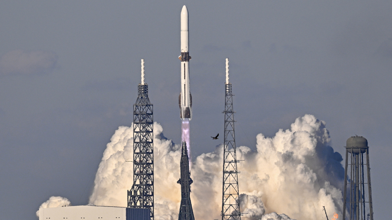 Blue Origin's plans to launch its 5,000-strong TeraWave satellite constellation by the end of 2027 in order to compete with SpaceX's Starlink internet provider.