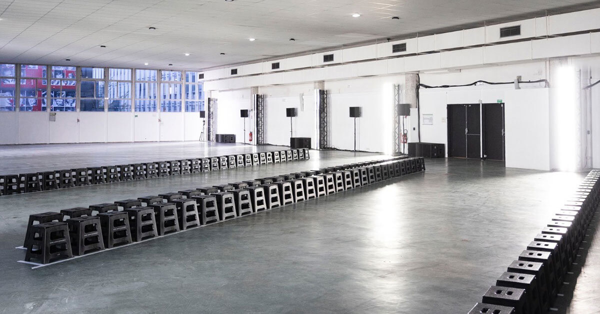 marie adam-leenaerdt replaces the traditional seating plan with a participatory set designed by villa eugénie.
The post marie adam-leenaerdt invites guests to build the runway with modular stools in paris appeared first on designboom | architecture & design m…