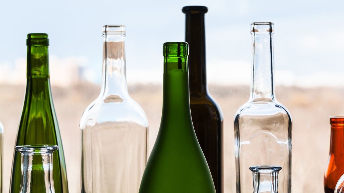 The next time you finish a bottle of wine, you may want to pause before dropping it in the recycling bin. Those empty bottles can become more than just glass waste. With a few basic materials, they can turn into a decorative wind chime that adds sound and mov…