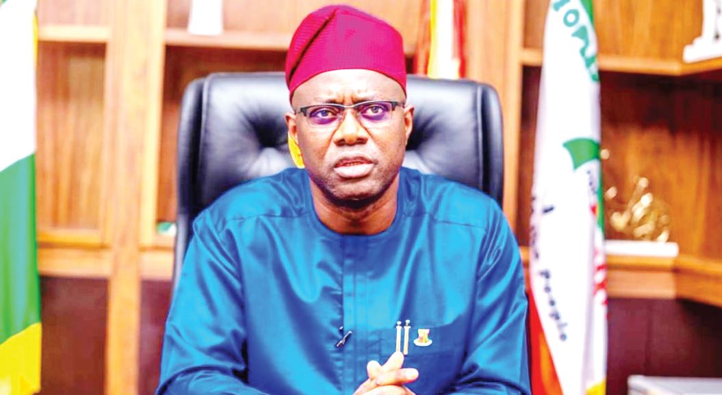 A petrol tanker accident in Ibadan, Oyo State, has claimed six lives and left several others injured after the truck reportedly suffered brake failure.

Read More: https://punchng.com/trailer-crushes-six-to-death-in-oyo/