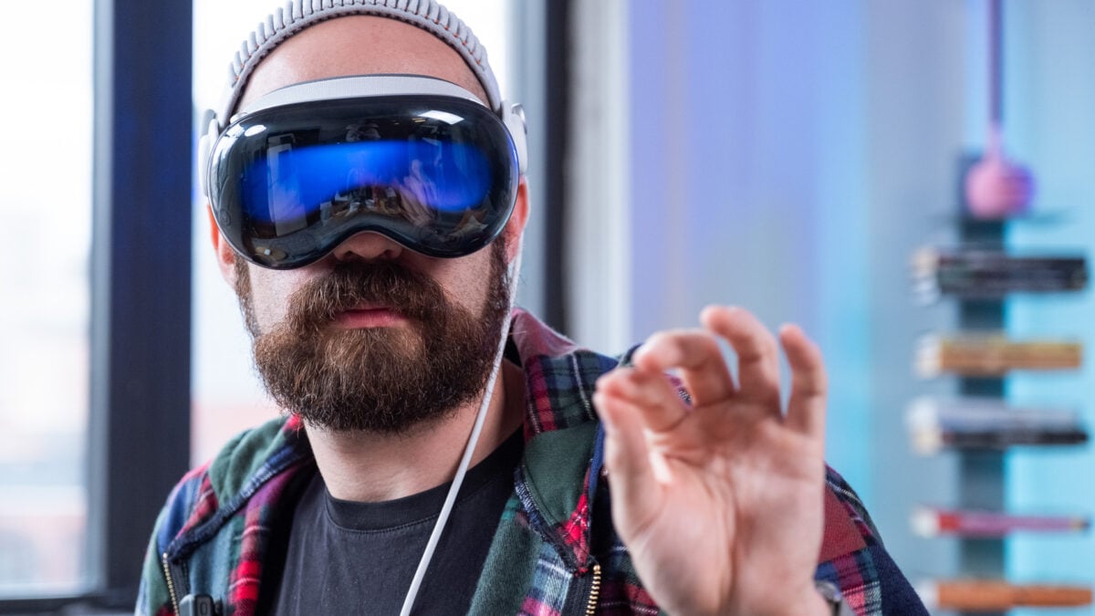 Valve's Steam Link app is the easiest way to mirror your PC on Vision Pro. Yes, really.