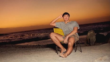 The warm weather campaign stars British actors Simone Ashley and Tom Blyth.