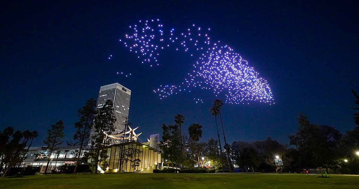 DRIFT's 'franchise freedom', which takes shape through swarm-based drone choreography, celebrates the opening of the new LACMA galleries.
The post DRIFT celebrates LACMA’s gallery opening with a glowing swarm of dancing drones appeared first on designboom | a…