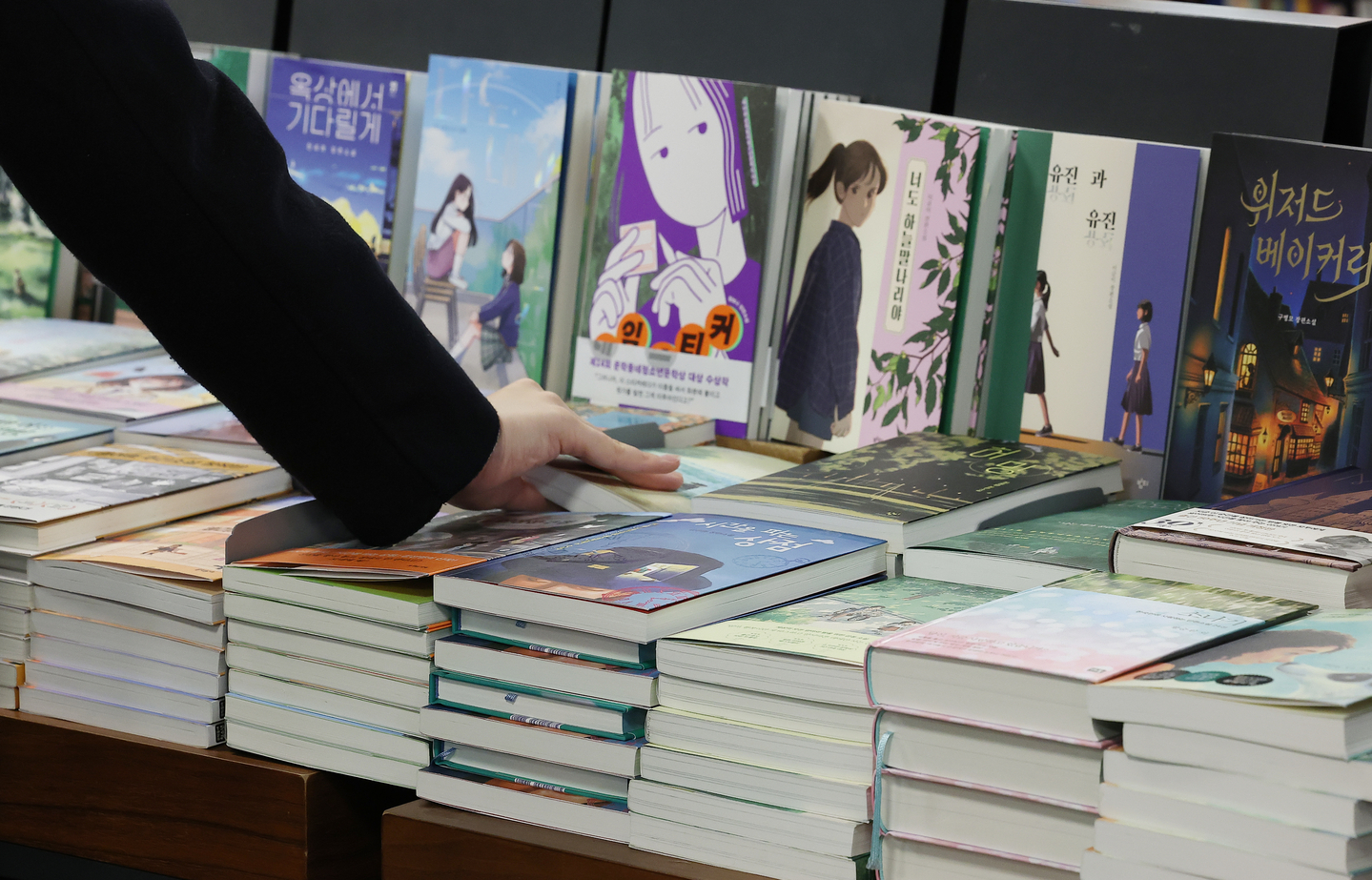 “I believe AI can simultaneously solve the problem of not knowing what to read and the difficulty of maintaining consistent reading habits.” Subscription-based reading platform Millie’s Library is taking things a step further by integrating a conversational A…