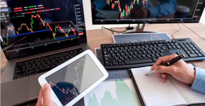 Fireblocks integrates Aave into its Earn feature, enabling institutional clients to earn yield on stablecoins. Aave founder Stani Kulechov highlights Aave’s resilience amid rising DeFi adoption. AAVE price analysis shows bullish positioning, with potential ra…
