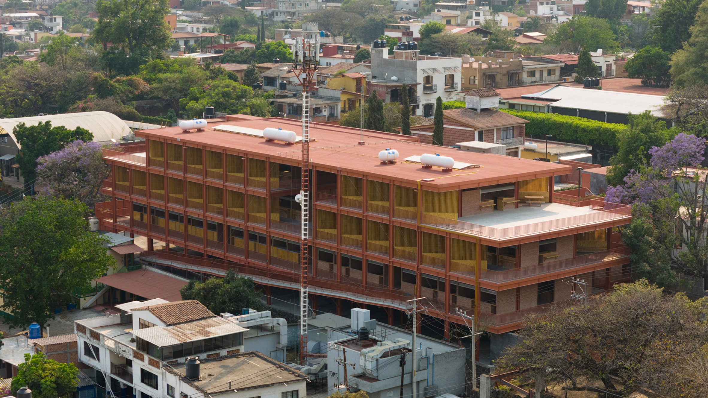 Brick, wood and reddish steel come together to form a multi-level public market, which was designed by local studios Ramírez Suarez Arquitectos and Laboratorio Regional de Arquitectura for a dense, urban site in Mexico. The market is located in the town of Te…