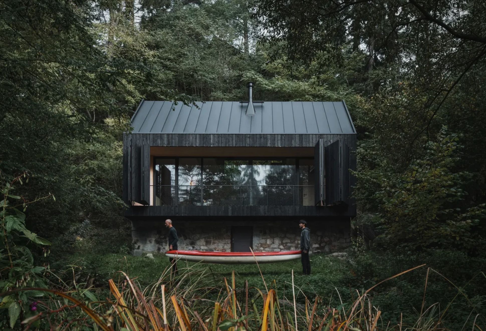 Set along the Sazava River, in the Czech Republic, the Riverside Cabin by Mimosa Architekti is a compact retreat shaped as much by what remains as by what was rebuilt. After a fire reduced the original structure to its stone base, the new design builds direct…