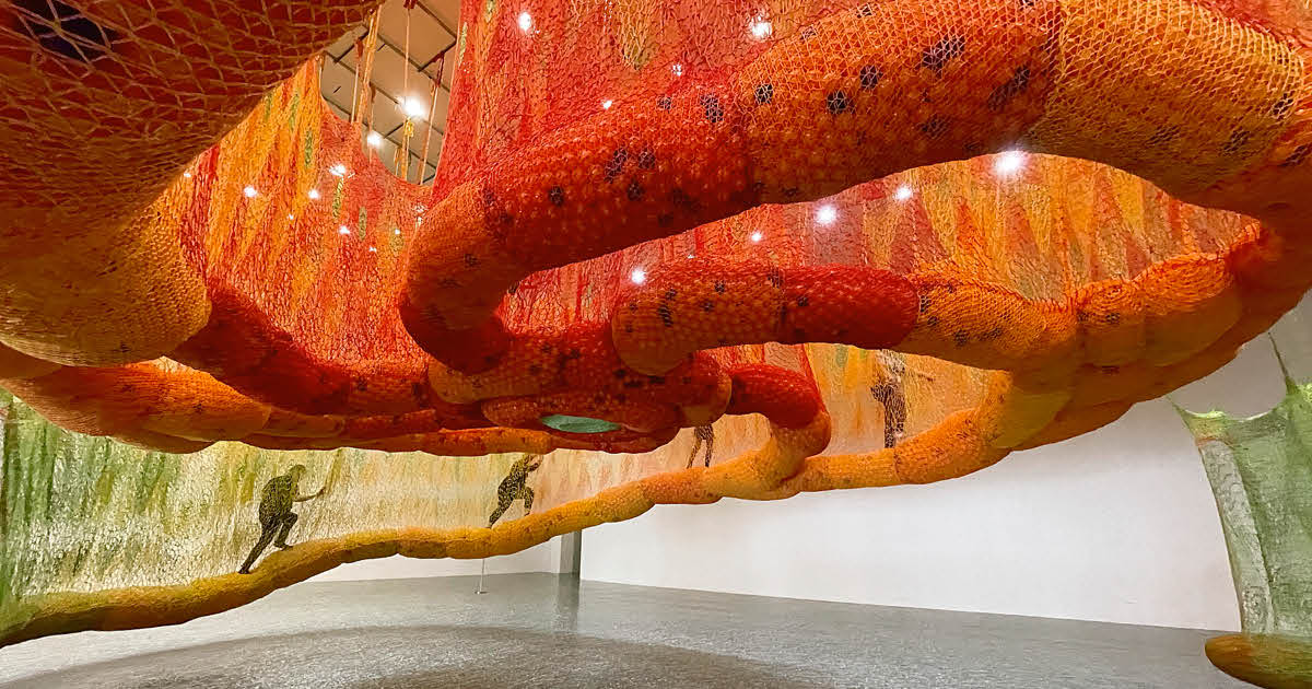 Suspended Labyrinth of Woven Pathways Invites Visitors To Wander in Midair
In 2019, the Museum of Fine Arts, Houston (MFAH) tapped Ernesto Neto to produce a monumental, site-specific piece for one of its galleries. About a year later, the museum unveiled the …