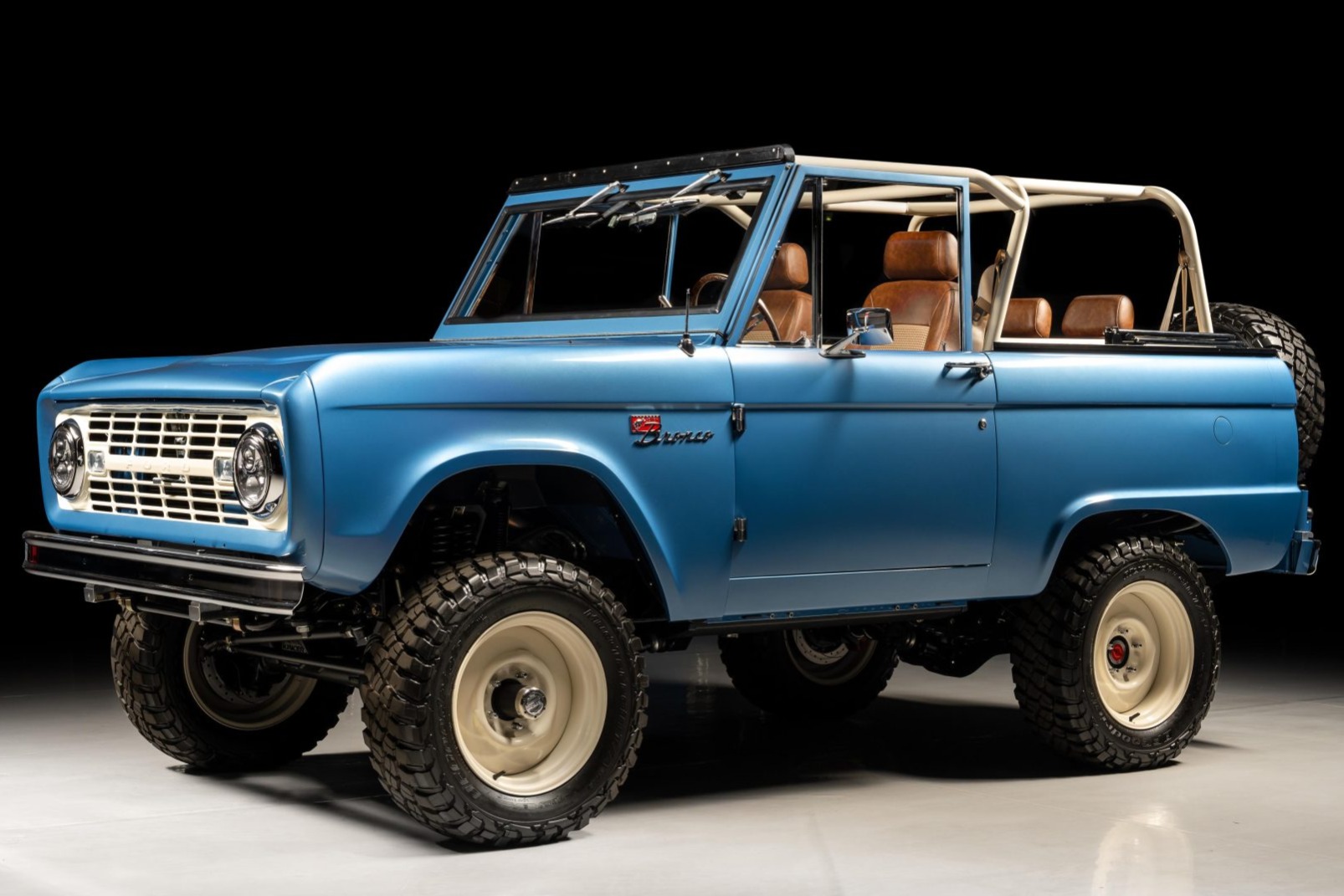 This 1966 Ford Bronco was refurbished and modified by Palmetto Broncos of Taylors, South Carolina, and it is powered by a 5.0-liter Gen 3 Coyote V8 linked to a ten-speed automatic transmission, a dual-range transfer case, and Kincer front and rear differentia…