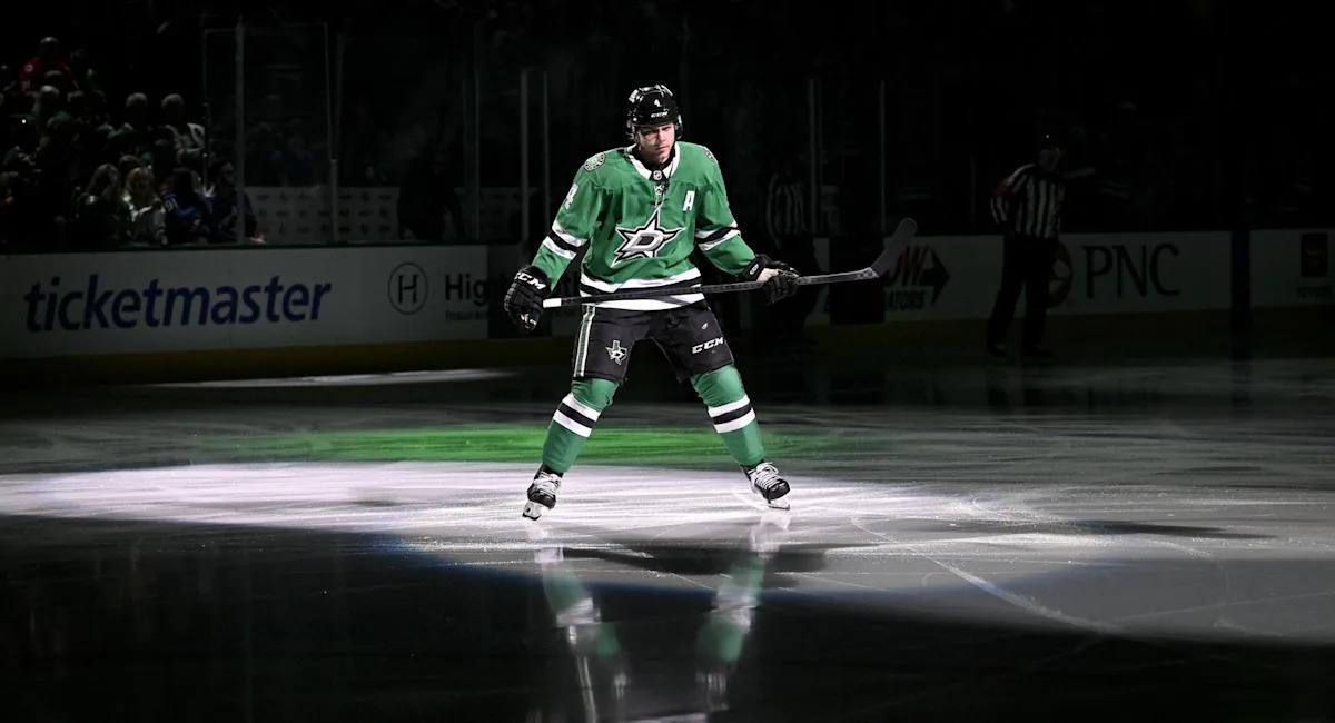 Dallas transformed Miro Heiskanen's life and music taste. Discover how this "Texas Syndrome" forged the star defenseman.