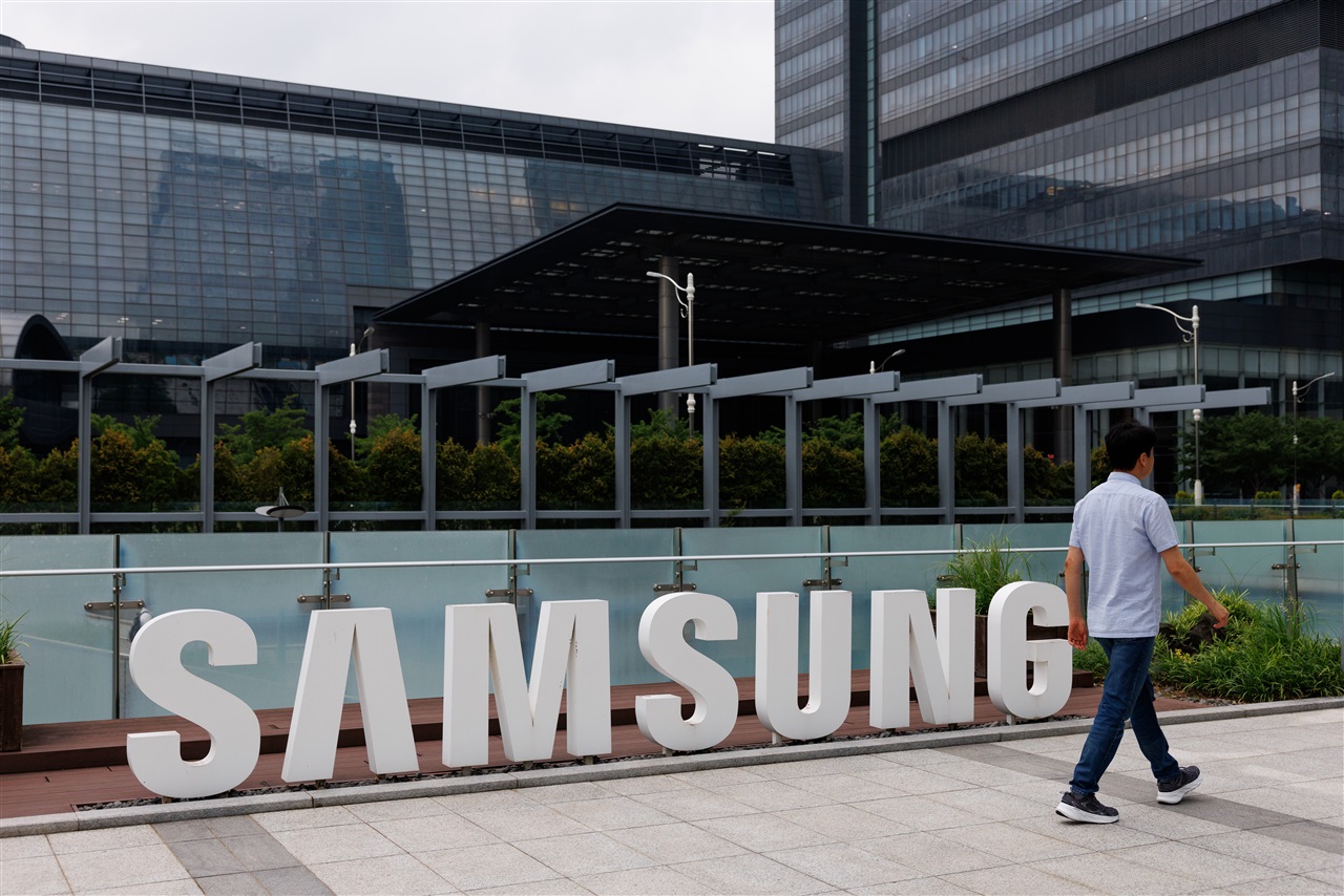 Samsung Electronics reported a record-shattering eight-fold leap in quarterly profit, as insatiable demand for artificial intelligence (AI) memory chips outweighed growing concerns over geopolitical instability in the Middle East.