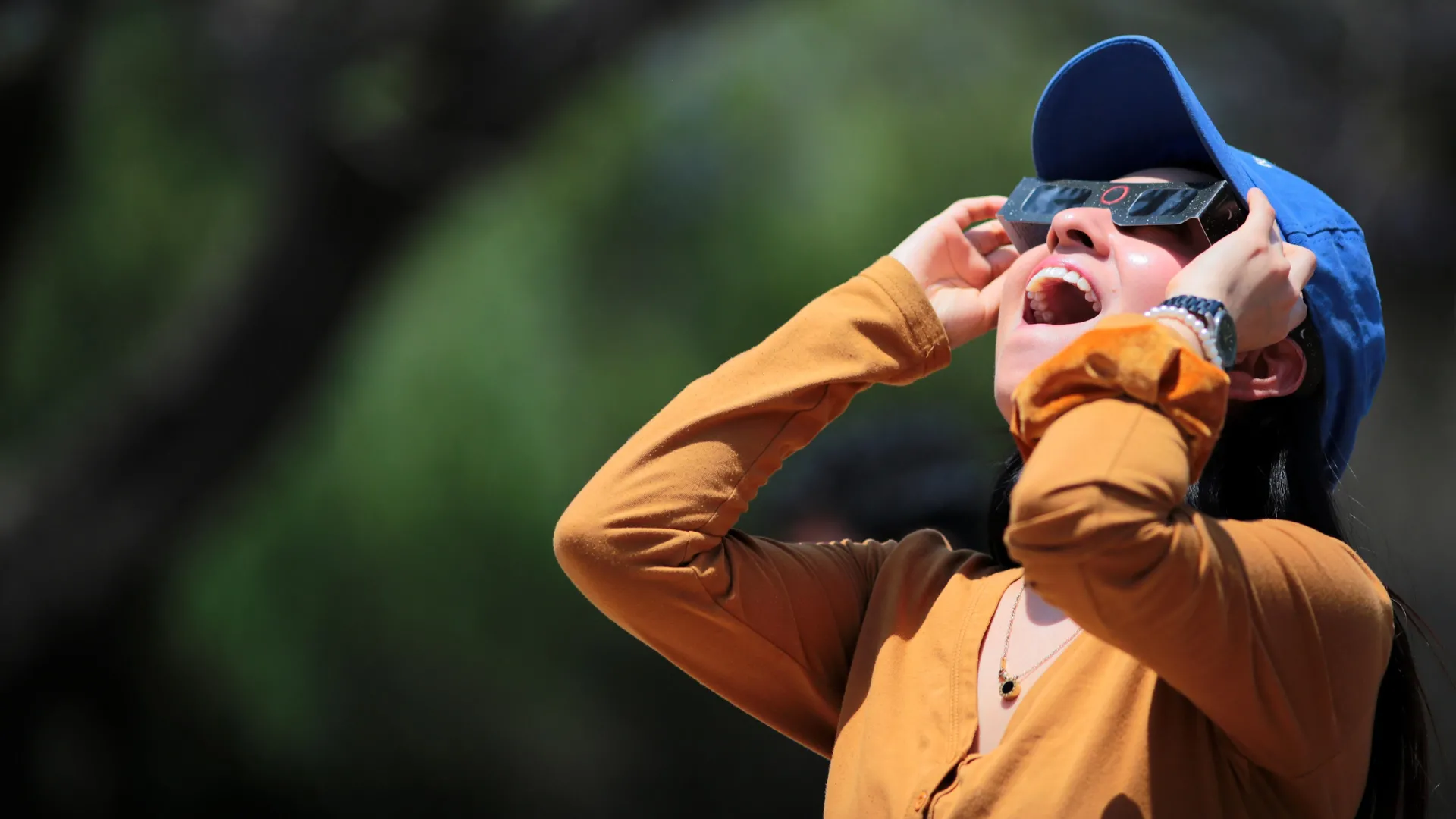 As the Moon swallowed the Sun during the April 8, 2024, total solar eclipse, something remarkable happened on the ground—cities went eerily quiet. Scientists analyzing seismic data found that human-generated vibrations, usually caused by traffic, construction…