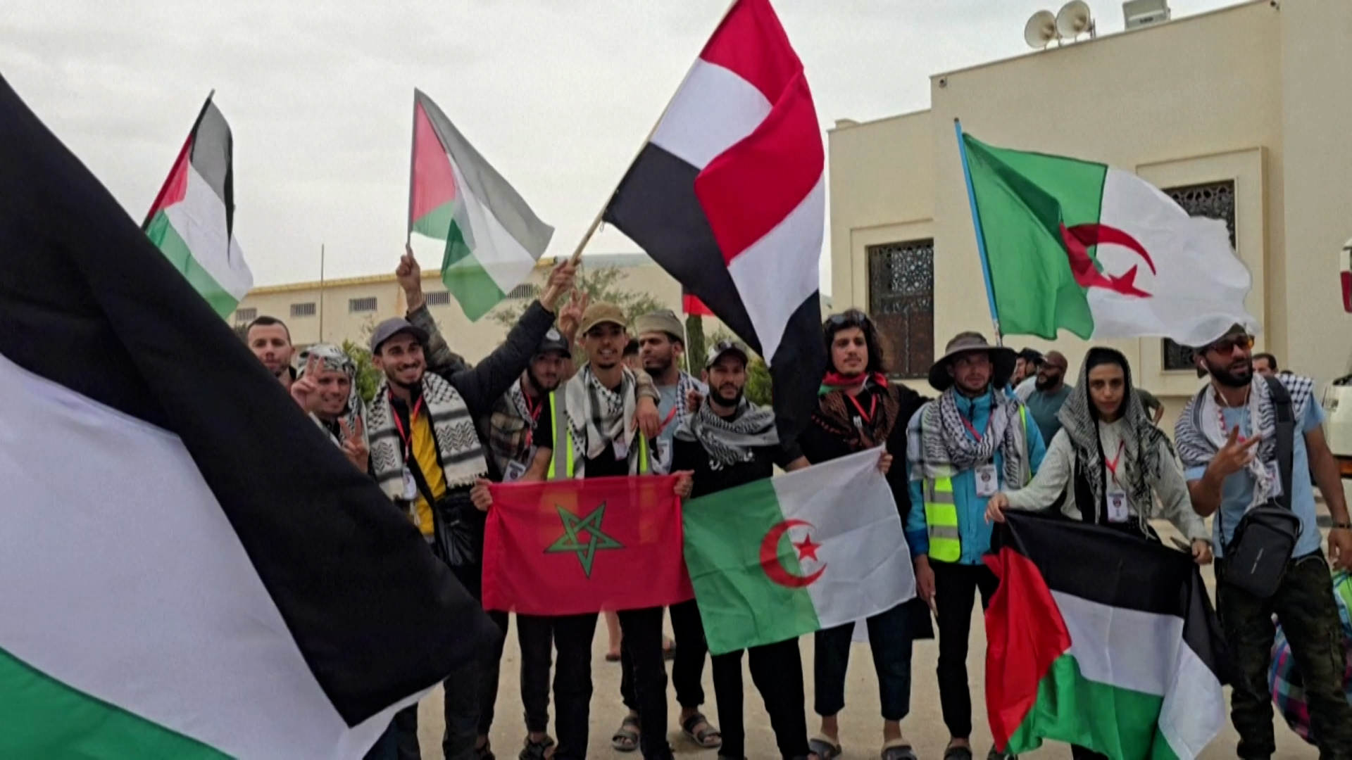 Forces loyal to Libyan commander Khalifa Haftar have detained members of a land convoy trying to bring aid to Gaza.