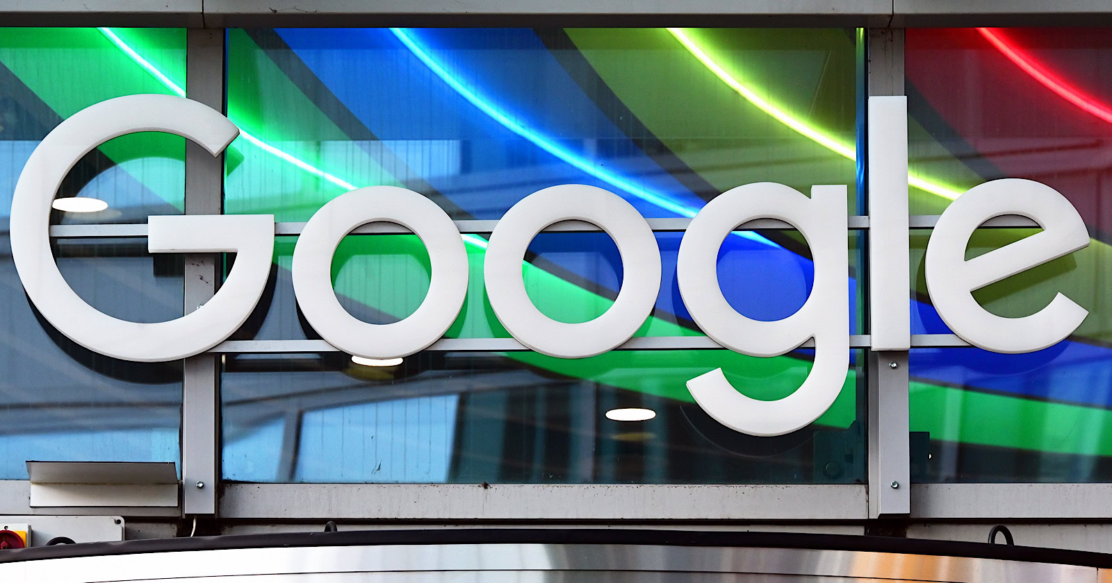 Google is adding subscription labels, inline links, discussion previews, and desktop link previews to its AI Search experiences.
The post Google Adds More Links & Link Context To AI Search appeared first on Search Engine Journal.