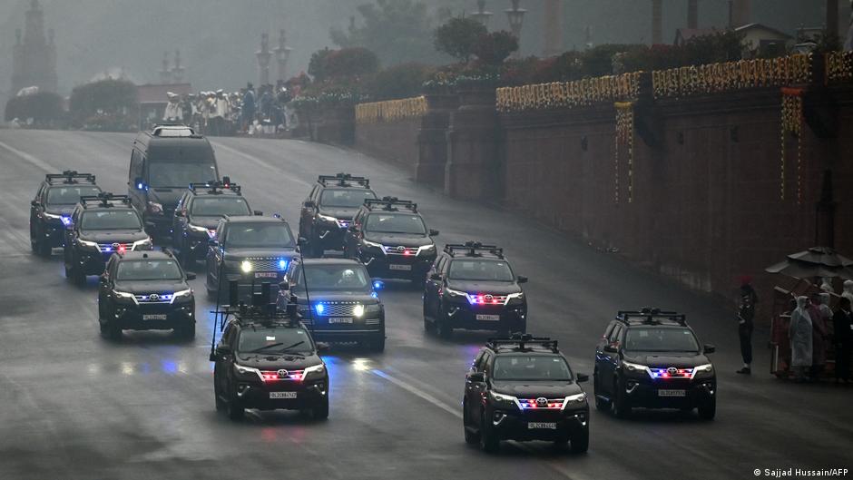 Prime Minister Narendra Modi has reportedly reduced the number of vehicles in his official convoy. The reports come as Modi is making an austerity appeal to Indians. DW has the latest.