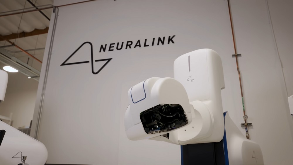 Neuralink, the neurotechnology company co-founded by Elon Musk, has unveiled a specialized surgical robot designed to perform brain-chip implant procedures with precision exceeding that of experienced human surgeons. According to Neuralink scientists, the rob…