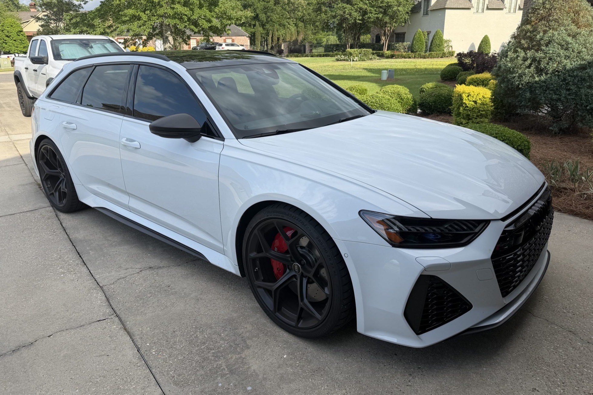 This 2025 Audi RS6 Avant Performance is finished in Glacier White Metallic over Black Valcona leather and was optioned with the Matte Carbon Optic and Red RS Design packages. Power is provided by a twin-turbocharged 4.0L mild-hybrid V8 linked with an eight-sp…
