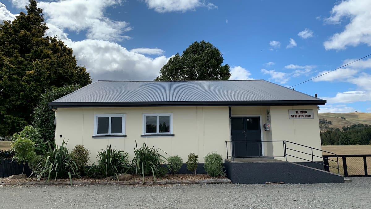 Te Miro Settlers Hall receives $10,000 and a day’s labour from Rabobank and The Country.