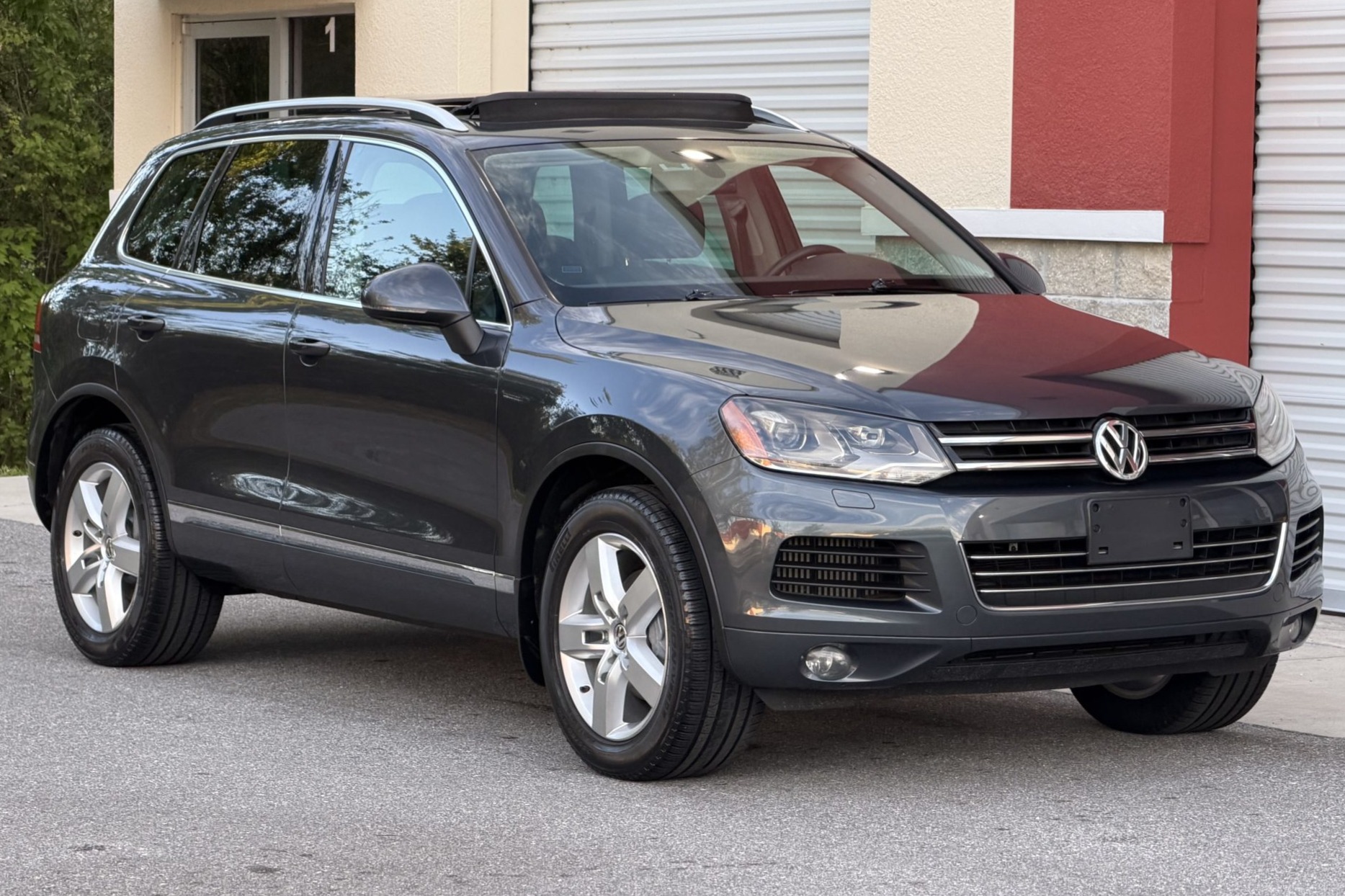 This 2012 Volkswagen Touareg Lux TDI is powered by a 3.0-liter turbodiesel V6 that drives all four wheels through an eight-speed automatic transmission and a 4MOTION permanent four-wheel-drive system. It is finished in Canyon Gray Metallic over Black Anthraci…