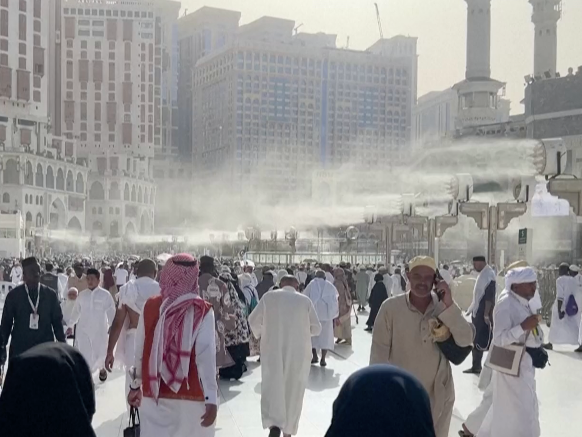 More than 1.5 million pilgrims brave fierce Mecca heat ahead of Hajj.