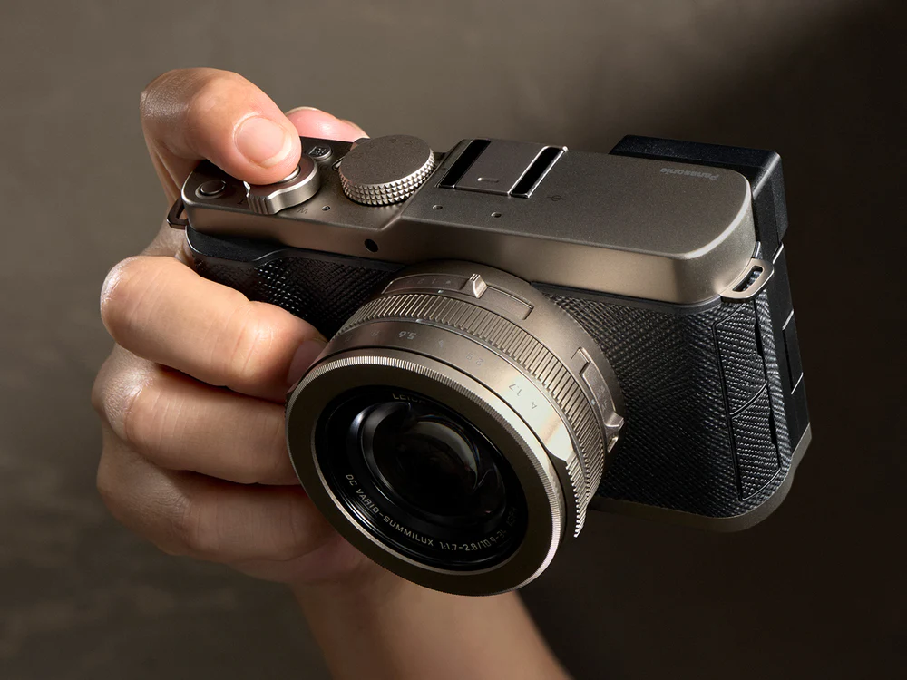 I already reported&nbsp;that for the 25th anniversary of LUMIX,&nbsp;Panasonic&nbsp;will announce a replacement for the popular&nbsp;LX100 camera. Today, the company&nbsp;announced the new Lumix L10 camera (pre-orders: B&H Photo&nbsp;|&nbsp;WEX Photo&nbsp;|&nbsp;Foto Erhardt). I think this is a clear si…