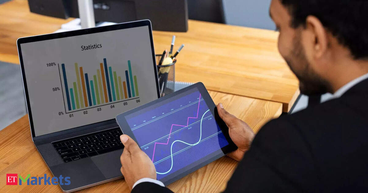 Domestic markets rebounded from early losses despite rising Iran-US tensions, supported by strong gains in banking stocks. Analysts have recommended Ather Energy and J&K Bank for Thursday, citing bullish breakouts, healthy volumes, strong momentum indicators …